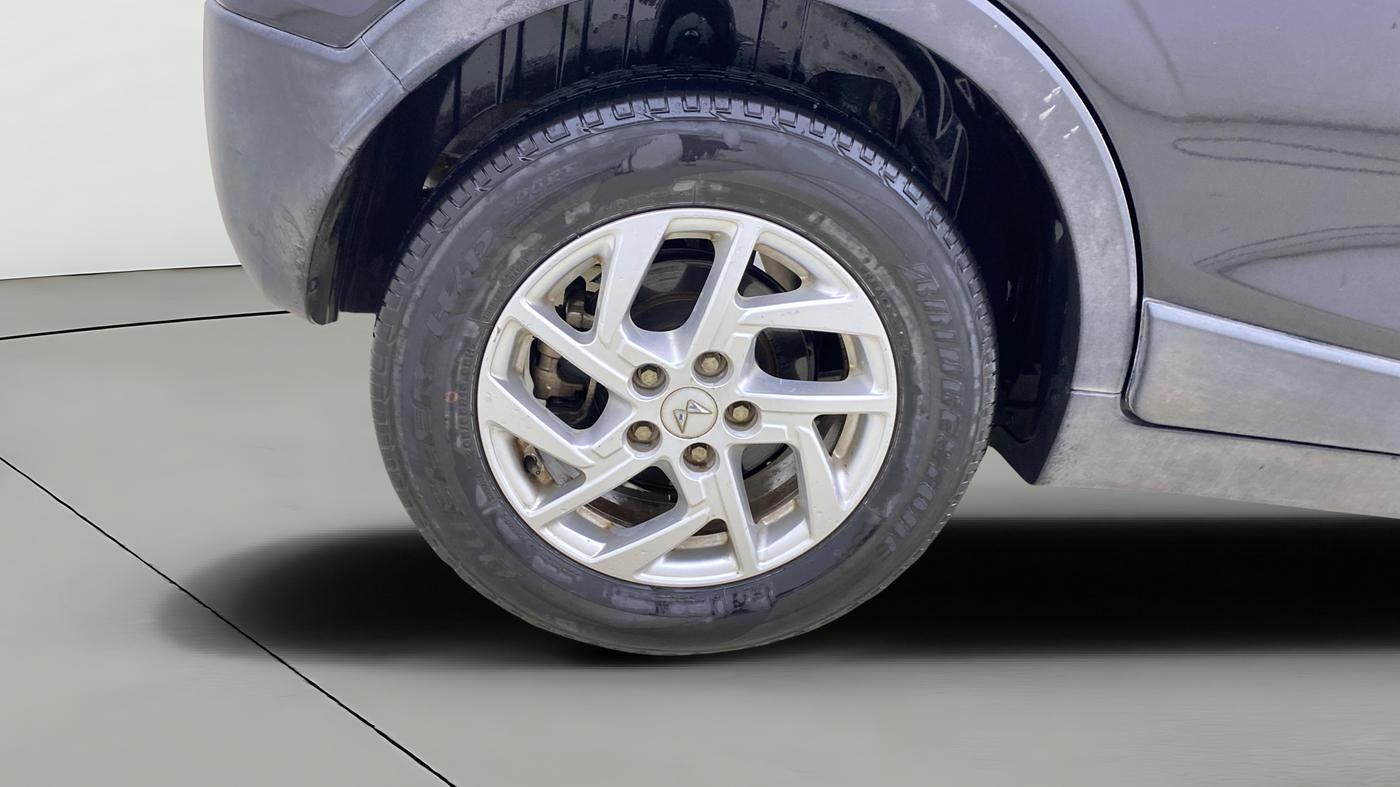 2023 Mahindra XUV300 W8 1.5 DIESEL, Diesel, Manual, 24,456 km, Right Rear Wheel