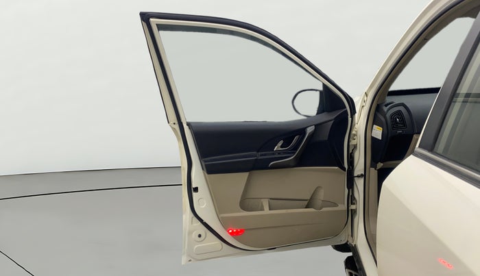 2017 Mahindra XUV500 W10 AT, Diesel, Automatic, 76,548 km, LHS Front Door