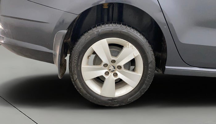 2017 Skoda Rapid AMBITION 1.6 MPI MT, Petrol, Manual, 1,19,944 km, Right Rear Wheel