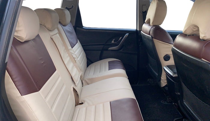 2019 Mahindra XUV500 W9, Diesel, Manual, 56,437 km, Right Side Rear Door Cabin