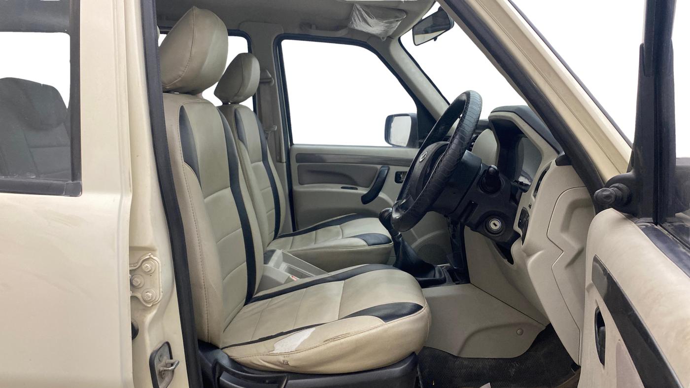 2017 Mahindra Scorpio S5, Diesel, Manual, 1,28,874 km, Right Side Front Door Cabin