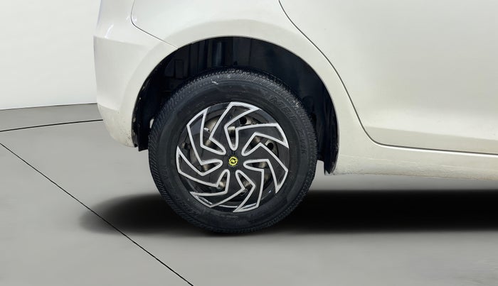 2016 Maruti Swift LXI (O), Petrol, Manual, 44,420 km, Right Rear Wheel