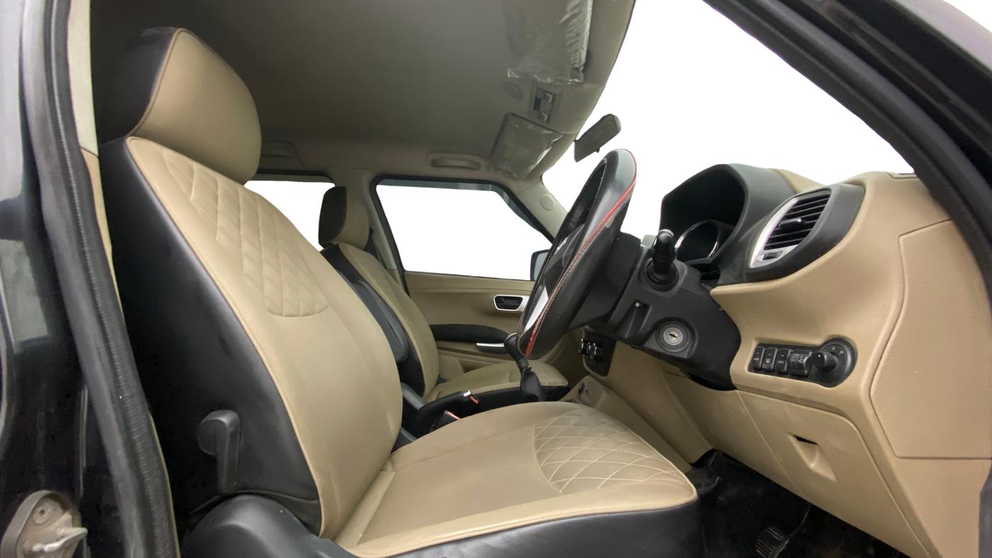 2017 Mahindra TUV300 T10, Diesel, Manual, 68,582 km, Right Side Front Door Cabin