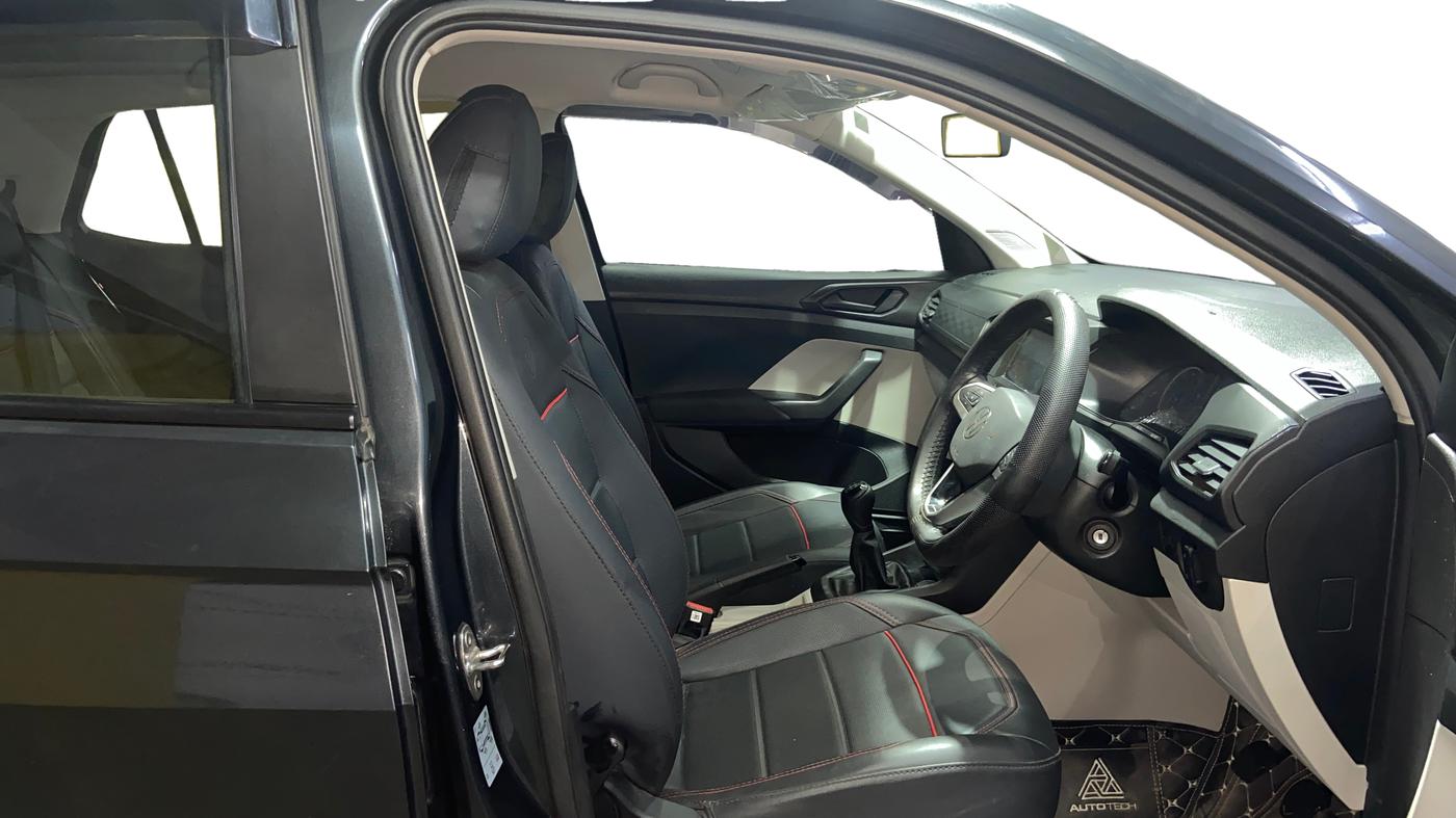 2023 Volkswagen TAIGUN COMFORTLINE 1.0 TSI MT, Petrol, Manual, 12,833 km, Right Side Front Door Cabin