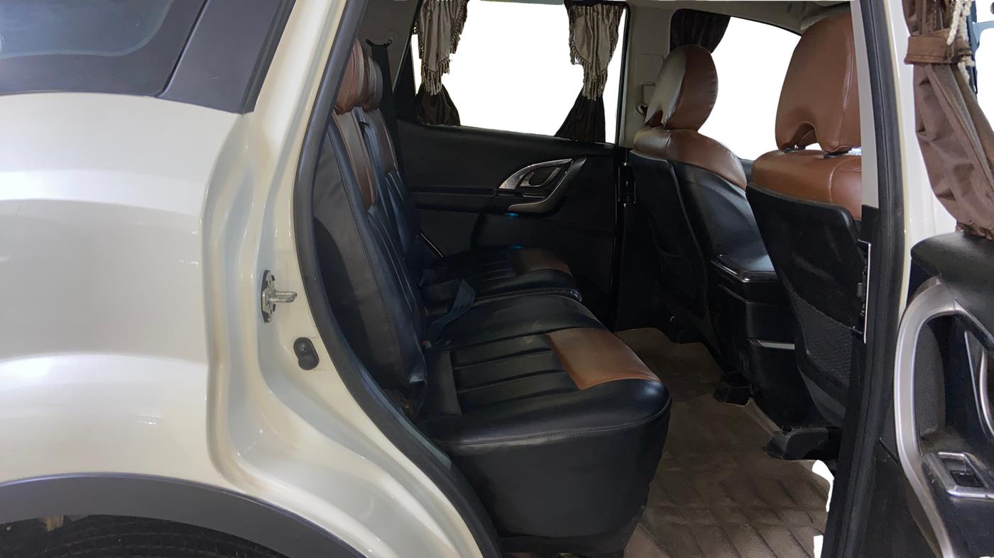 2020 Mahindra XUV500 W7, Diesel, Manual, 30,472 km, Right Side Rear Door Cabin