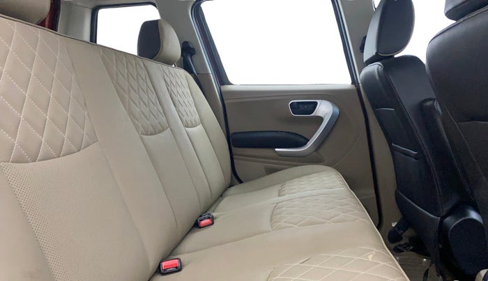 2017 Mahindra TUV300 T10 DUAL TONE, Diesel, Manual, 65,032 km, Right Side Rear Door Cabin