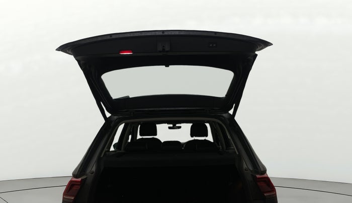 2018 Volkswagen TIGUAN HIGHLINE TDI AT, Diesel, Automatic, 1,41,504 km, Boot Door Open