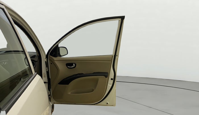 2013 Hyundai i10 MAGNA 1.1, Petrol, Manual, 1,04,127 km, RHS Front Door