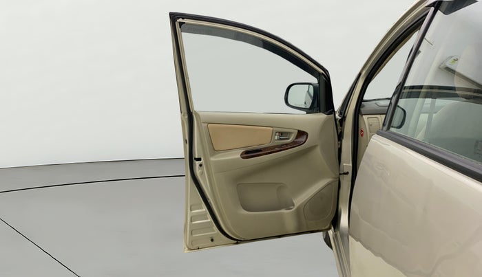 2014 Toyota Innova 2.5 VX 8 STR, Diesel, Manual, 79,175 km, LHS Front Door