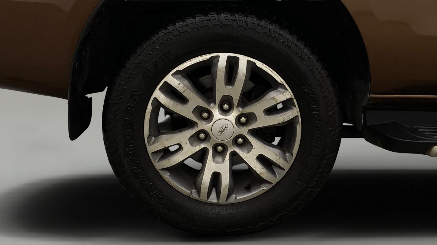 2017 Ford Endeavour TITANIUM 3.2 4X4 AT, Diesel, Automatic, 1,35,440 km, Right Rear Wheel