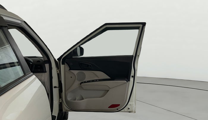 2023 Mahindra XUV300 W6 1.2 PETROL AMT, Petrol, Automatic, 39,599 km, RHS Front Door