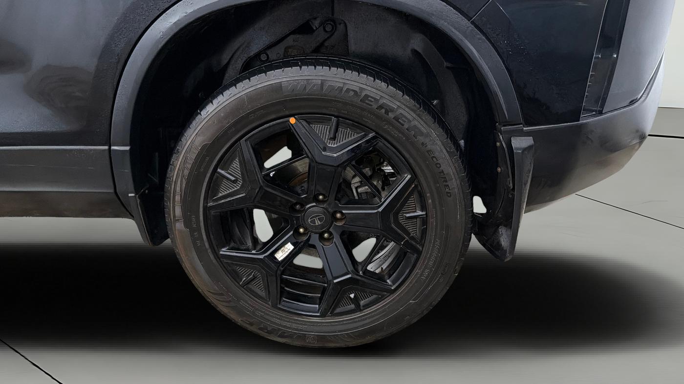 2024 Tata Harrier ADVENTURE PLUS DARK EDITION AT, Diesel, Automatic, 40,732 km, Left Rear Wheel