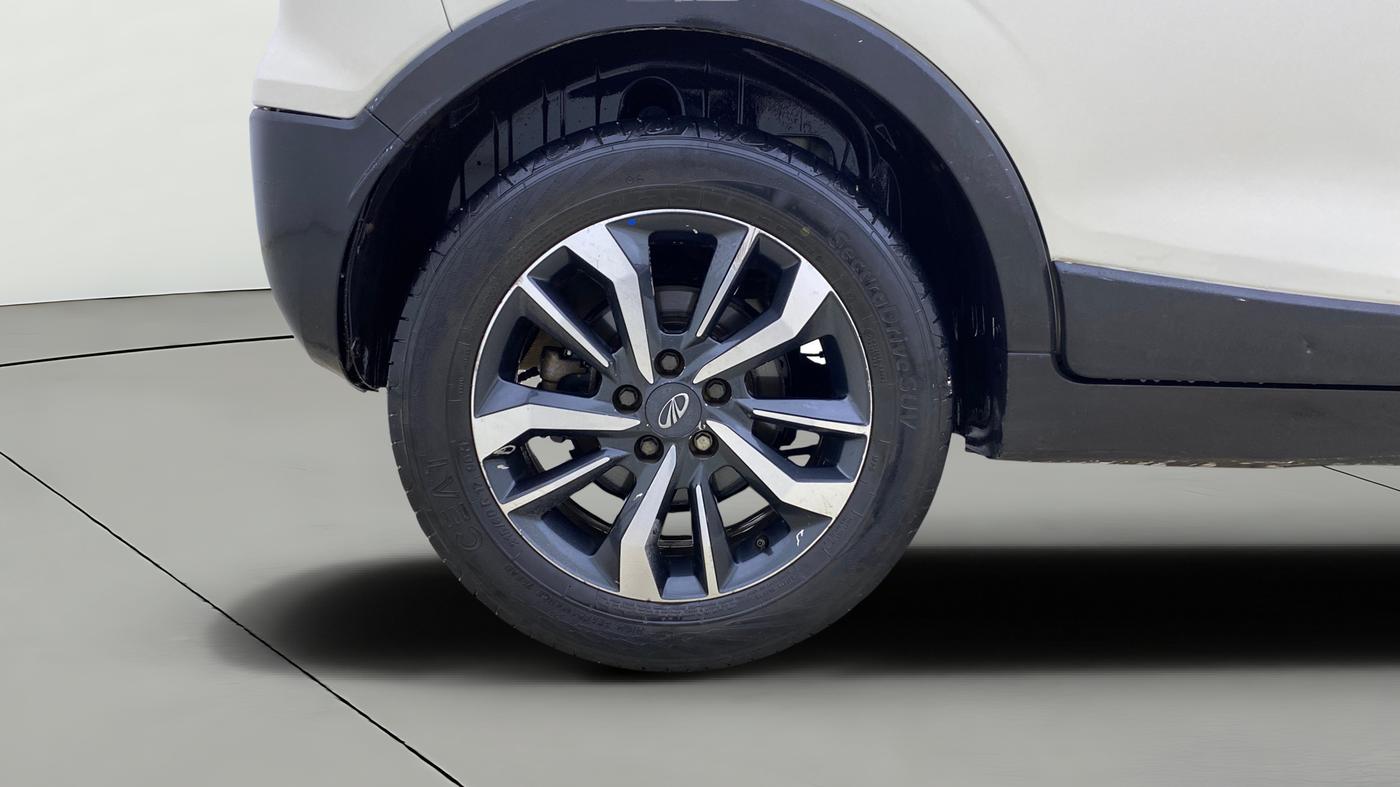 2019 Mahindra XUV300 W8 (O) 1.5 DIESEL AMT, Diesel, Automatic, 1,40,621 km, Right Rear Wheel