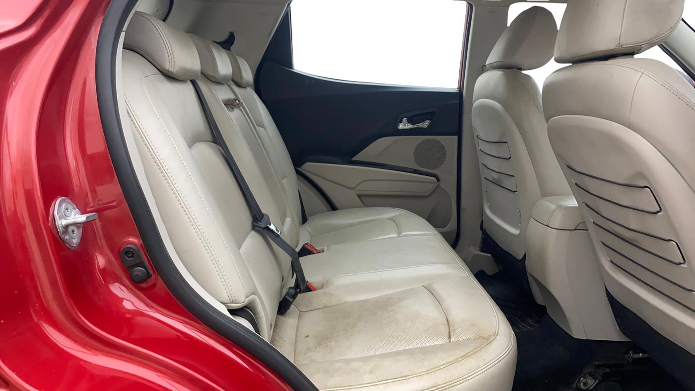 2019 Mahindra XUV300 W8(O) 1.2 PETROL DUAL TONE, Petrol, Manual, 32,193 km, Right Side Rear Door Cabin