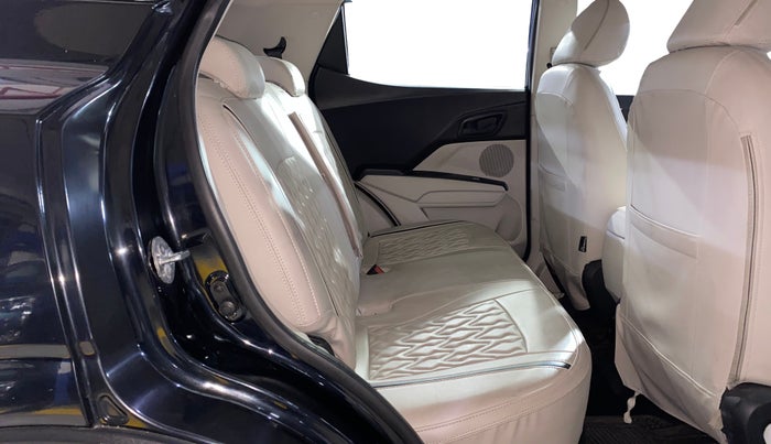 2023 Mahindra XUV300 W6 1.2 PETROL, Petrol, Manual, 8,518 km, Right Side Rear Door Cabin