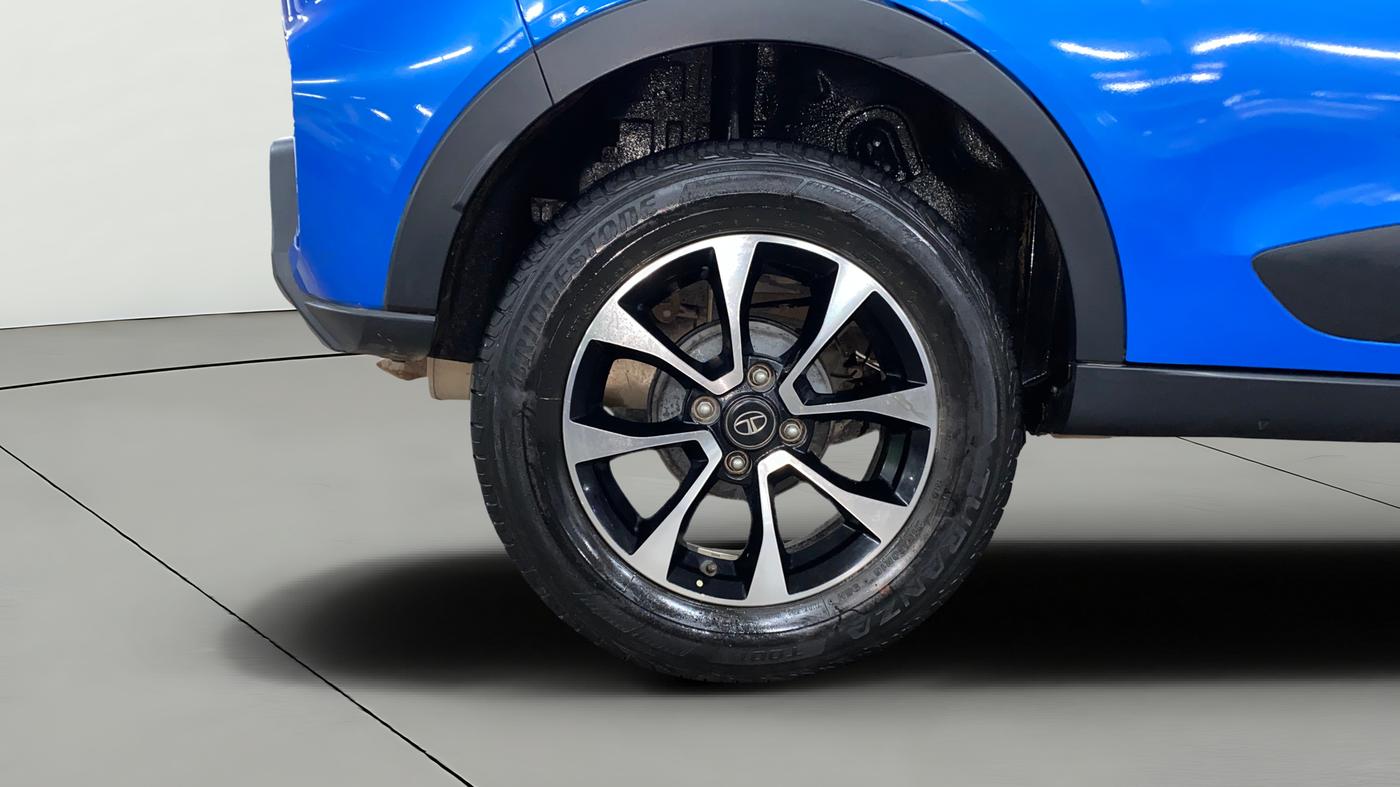 2020 Tata NEXON XZ PLUS (O) PETROL DUAL TONE, Petrol, Manual, 61,167 km, Right Rear Wheel