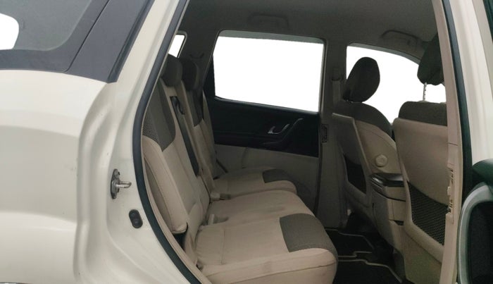 2015 Mahindra XUV500 W8, Diesel, Manual, 1,14,318 km, Right Side Rear Door Cabin