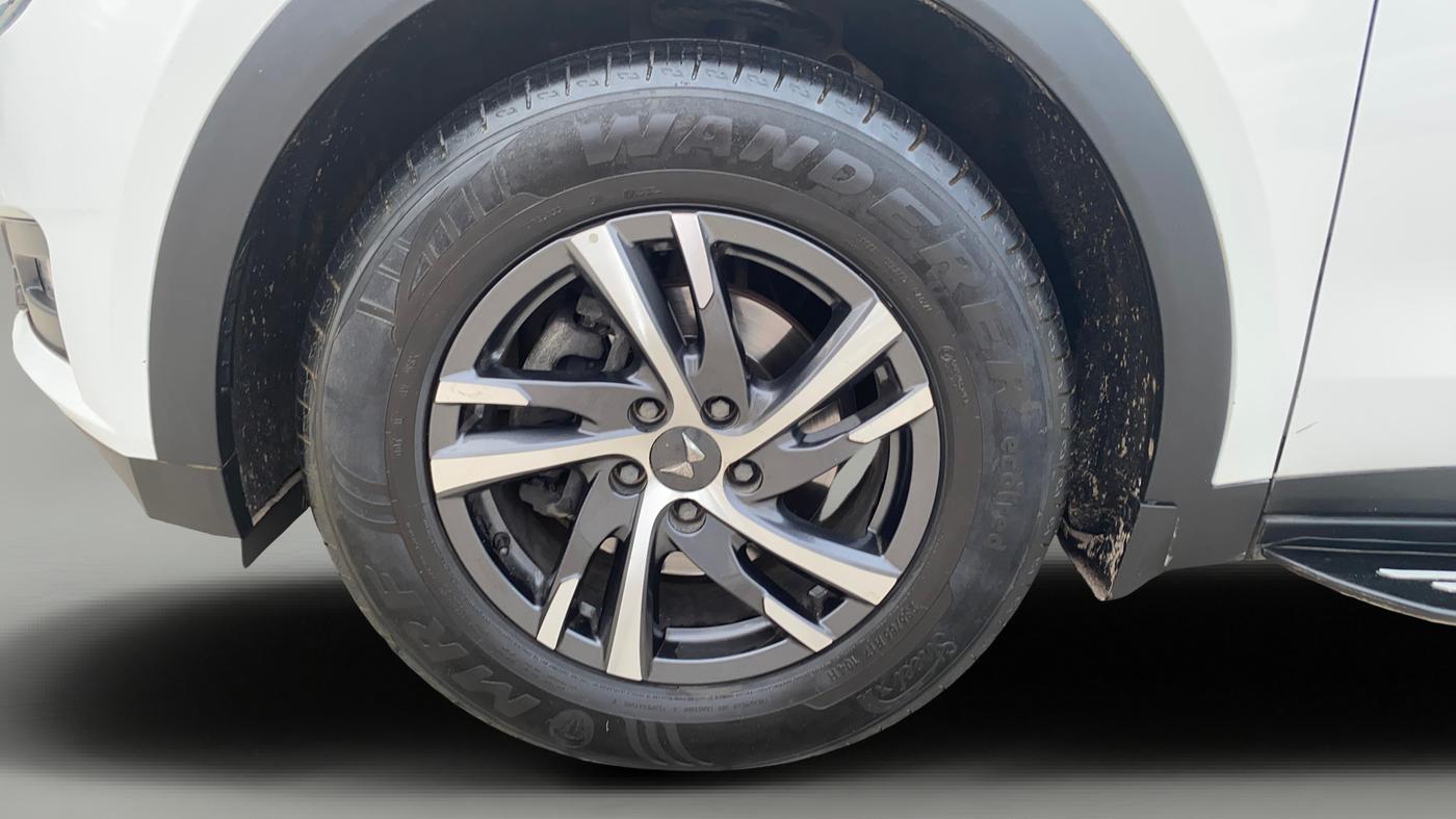 2022 Mahindra XUV700 AX 5 D AT 5 STR, Diesel, Automatic, 31,102 km, Left Front Wheel