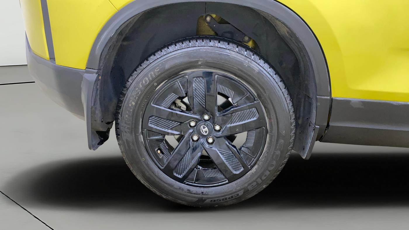 2023 Tata Harrier FEARLESS PLUS DUAL TONE AT, Diesel, Automatic, 27,867 km, Right Rear Wheel