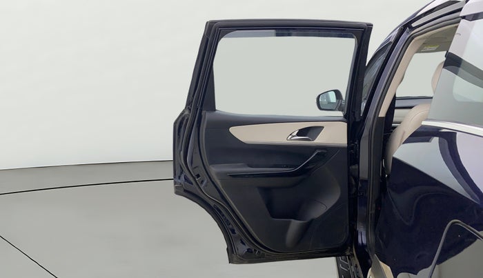 2025 Mahindra XUV700 AX 7 LUXURY D AT 7 STR, Diesel, Automatic, 15,433 km, LHS Rear Door