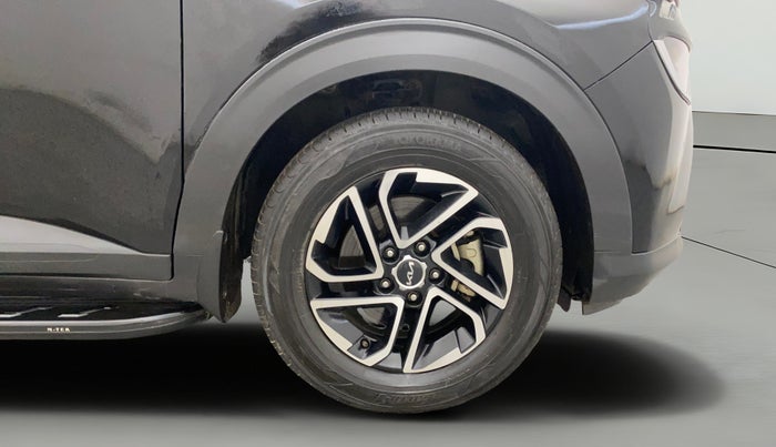 2023 KIA CARENS PRESTIGE PLUS 1.4 PETROL 7 STR, Petrol, Manual, 26,327 km, Right Front Wheel