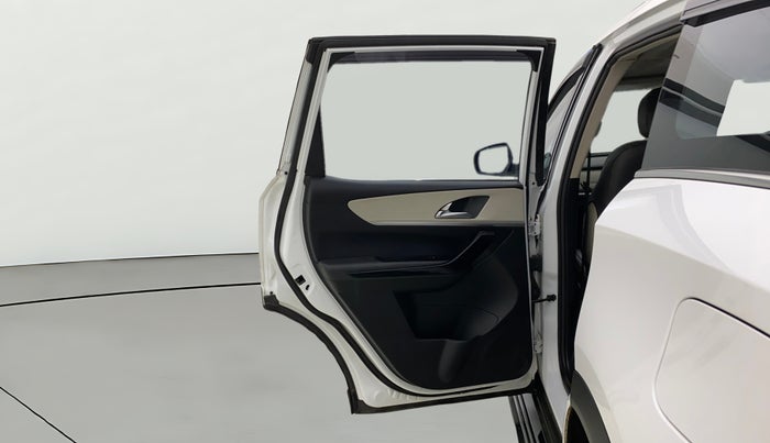 2022 Mahindra XUV700 AX 7 LUXURY P AT 7 STR, Petrol, Automatic, 38,547 km, LHS Rear Door