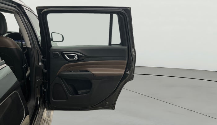 2023 Jeep MERIDIAN LIMITED (O) 4X2 MT, Diesel, Manual, 28,702 km, RHS Rear Door