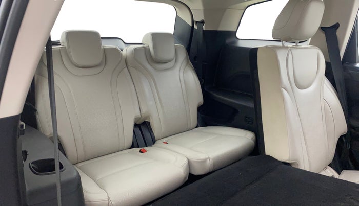 2021 Mahindra XUV700 AX 7 LUXURY P AT 7 STR, Petrol, Automatic, 57,080 km, Third Seat Row ( optional )