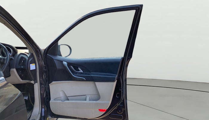 2016 Mahindra XUV500 W10 AT, Diesel, Automatic, 1,00,535 km, RHS Front Door