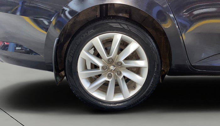 2016 Skoda Superb L&K 1.8 TSI AT, Petrol, Automatic, 28,278 km, Right Rear Wheel