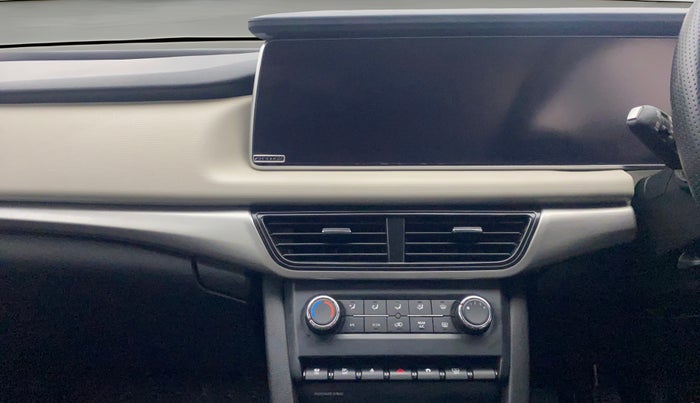 2022 Mahindra XUV700 AX 5 P MT 7 STR, Petrol, Manual, 65,429 km, Air Conditioner