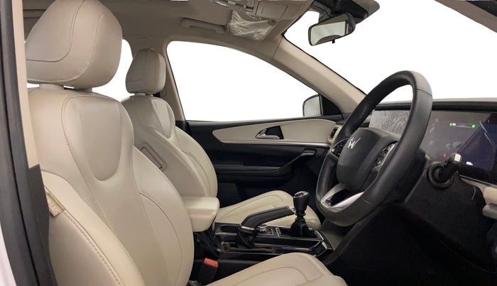 2023 Mahindra XUV700 AX 7 D MT 7 STR, Diesel, Manual, 47,576 km, Right Side Front Door Cabin