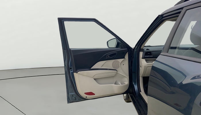 2023 Mahindra XUV300 W6 1.2 PETROL AMT, Petrol, Automatic, 27,860 km, LHS Front Door