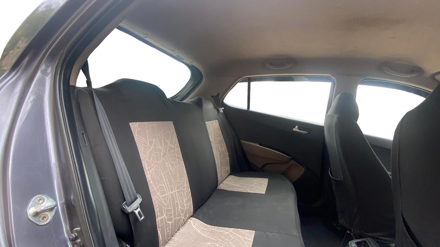 2017 Hyundai Grand i10 SPORTZ (O) 1.2 KAPPA VTVT, Petrol, Manual, 1,22,106 km, Right Side Rear Door Cabin