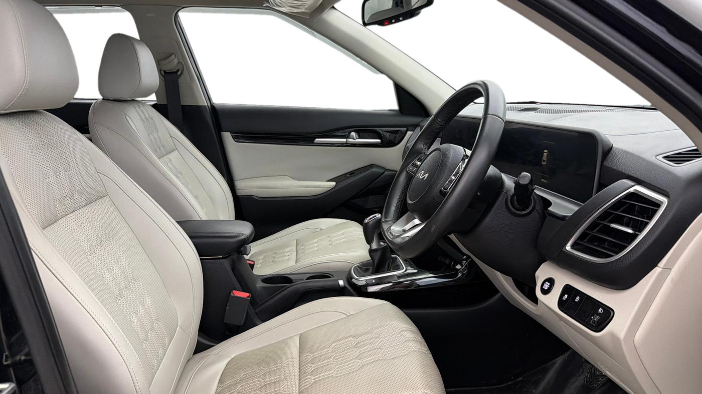 2024 KIA SELTOS  HTX 1.5 PETROL MT, Petrol, Manual, 40,834 km, Right Side Front Door Cabin