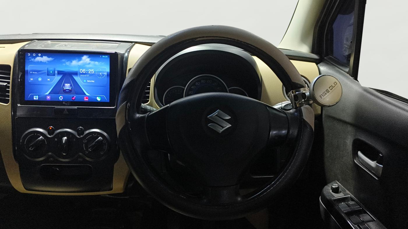 2017 Maruti Wagon R 1.0 VXI, Petrol, Manual, 1,17,308 km, Steering Wheel Close Up