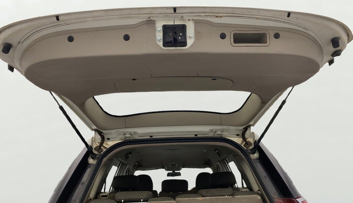 2017 Mahindra XUV500 W6, Diesel, Manual, 99,718 km, Boot Door Open