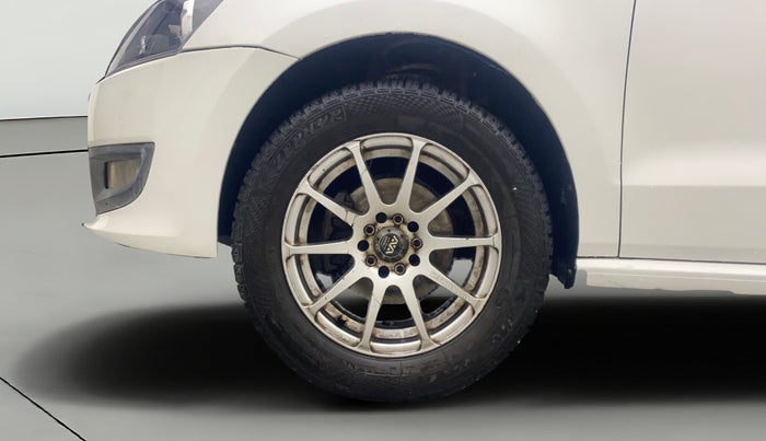 2014 Volkswagen Polo HIGHLINE1.2L, Petrol, Manual, 1,18,268 km, Left Front Wheel