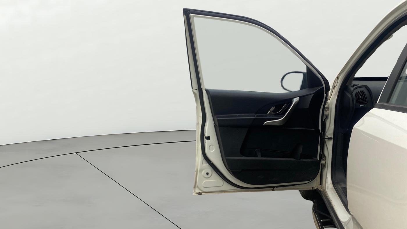 2020 Mahindra XUV500 W9 AT, Diesel, Automatic, 1,21,434 km, LHS Front Door