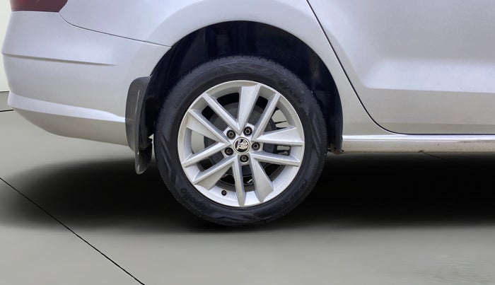 2017 Skoda Rapid STYLE 1.6 MPI AT, Petrol, Automatic, 46,339 km, Right Rear Wheel