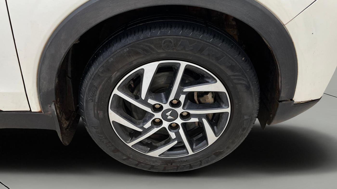 2023 Mahindra XUV300 W8 (O) 1.5 DIESEL AMT, Diesel, Automatic, 65,618 km, Right Front Wheel