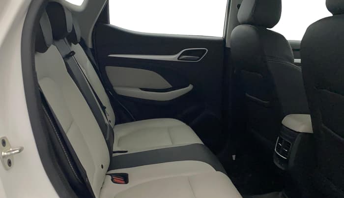2025 MG ASTOR Select 1.5 MT (Ivory), Petrol, Manual, 4,896 km, Right Side Rear Door Cabin