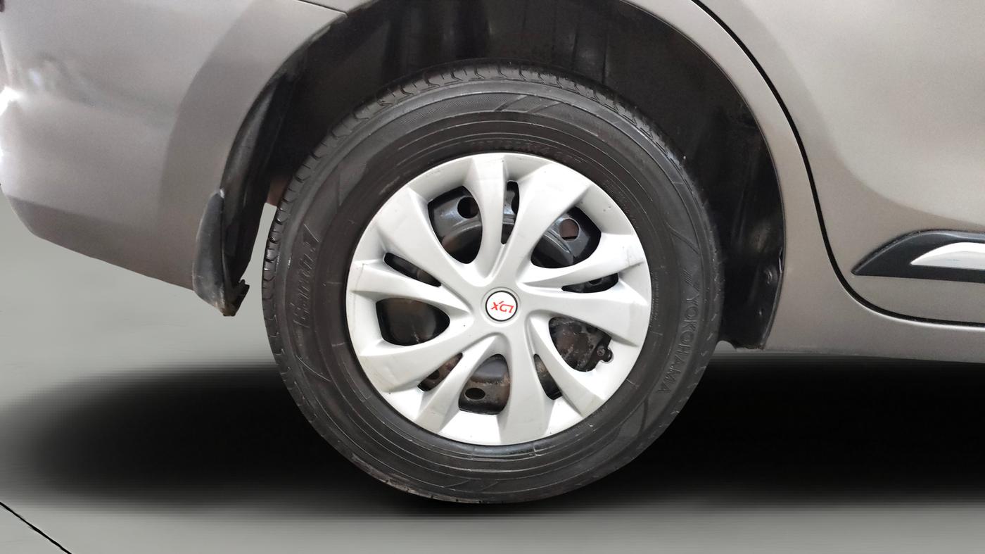 2018 Maruti Dzire VXI, CNG, Manual, 94,982 km, Right Rear Wheel