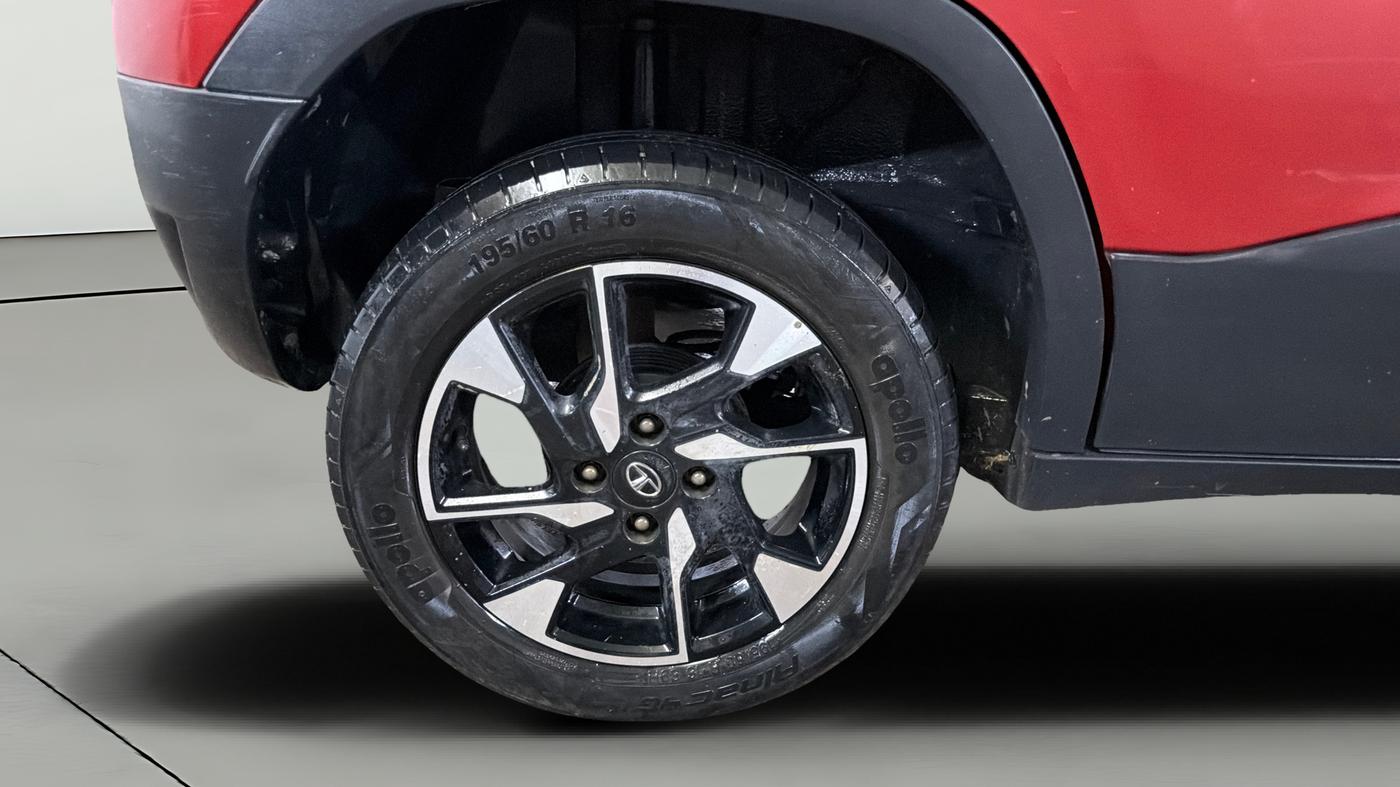 2022 Tata PUNCH  ACCOMPLISHED AMT CAMO EDITION, Petrol, Automatic, 33,734 km, Right Rear Wheel