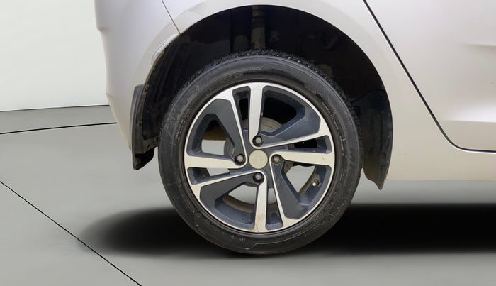 2020 Tata ALTROZ XZ PETROL, Petrol, Manual, 29,688 km, Right Rear Wheel