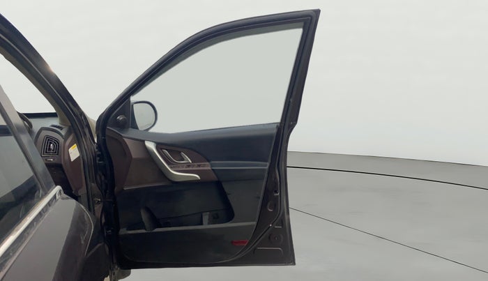 2015 Mahindra XUV500 W8, Diesel, Manual, 1,16,382 km, RHS Front Door