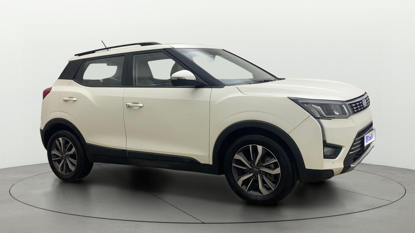 2021 Mahindra XUV300 W8 (O) 1.5 DIESEL AMT, Diesel, Automatic, 1,23,050 km, Right Front Diagonal