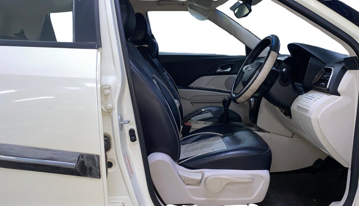 2020 Mahindra XUV300 W8 (O) 1.2 PETROL, Petrol, Manual, 28,357 km, Right Side Front Door Cabin