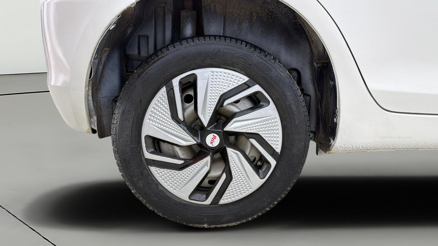 2016 Maruti Swift VXI, Petrol, Manual, 75,280 km, Right Rear Wheel