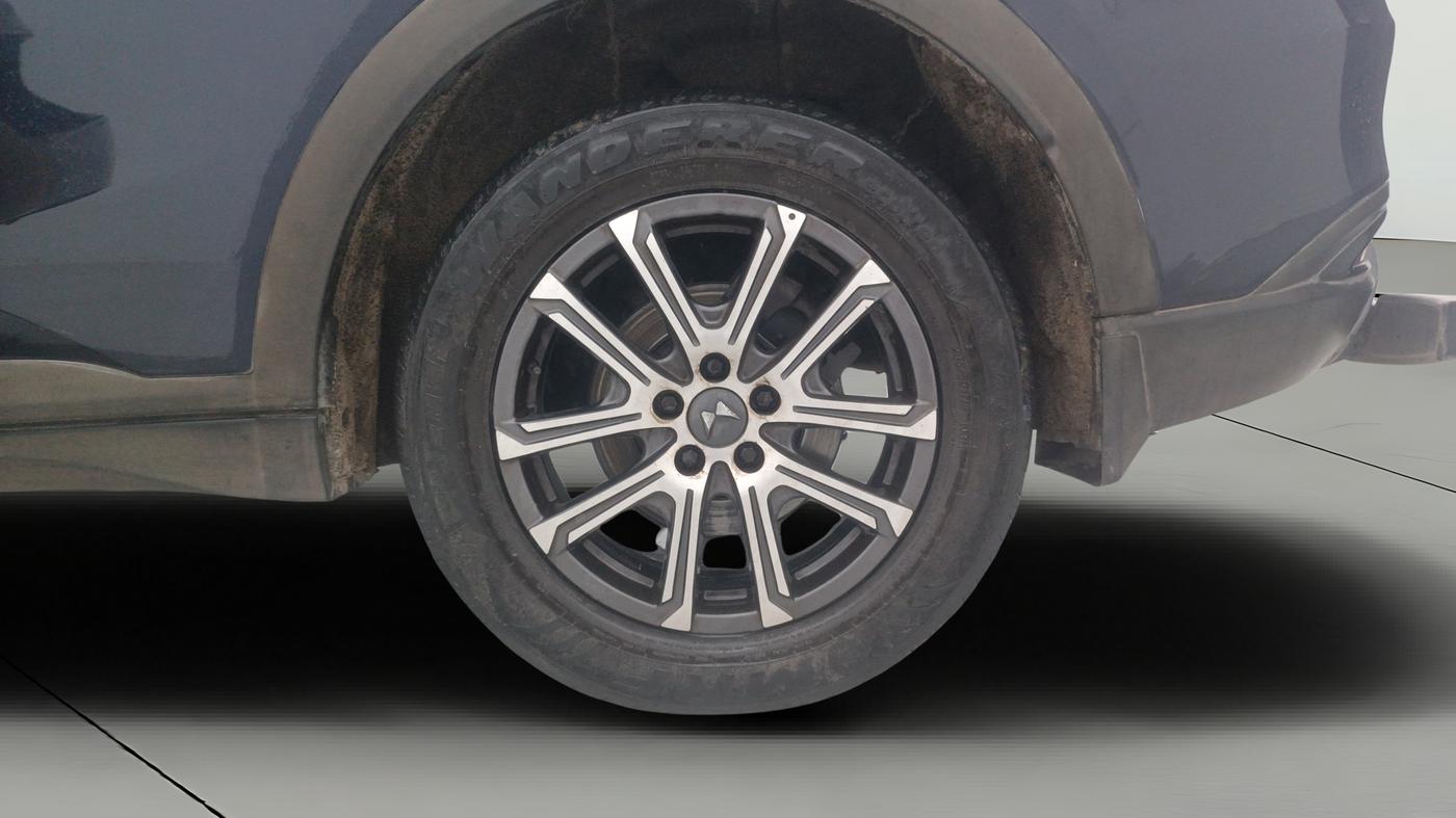 2022 Mahindra XUV700 AX 7 P AT 7 STR, Petrol, Automatic, 69,216 km, Left Rear Wheel